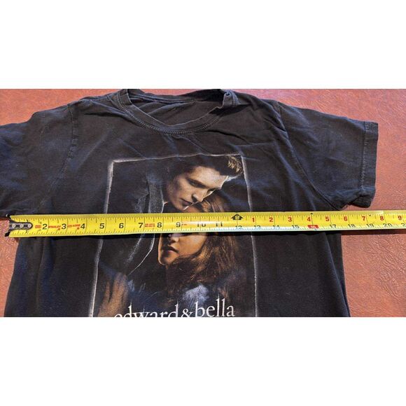 edward & bella twilight T-Shirt No Size Tag - Picture 3 of 4